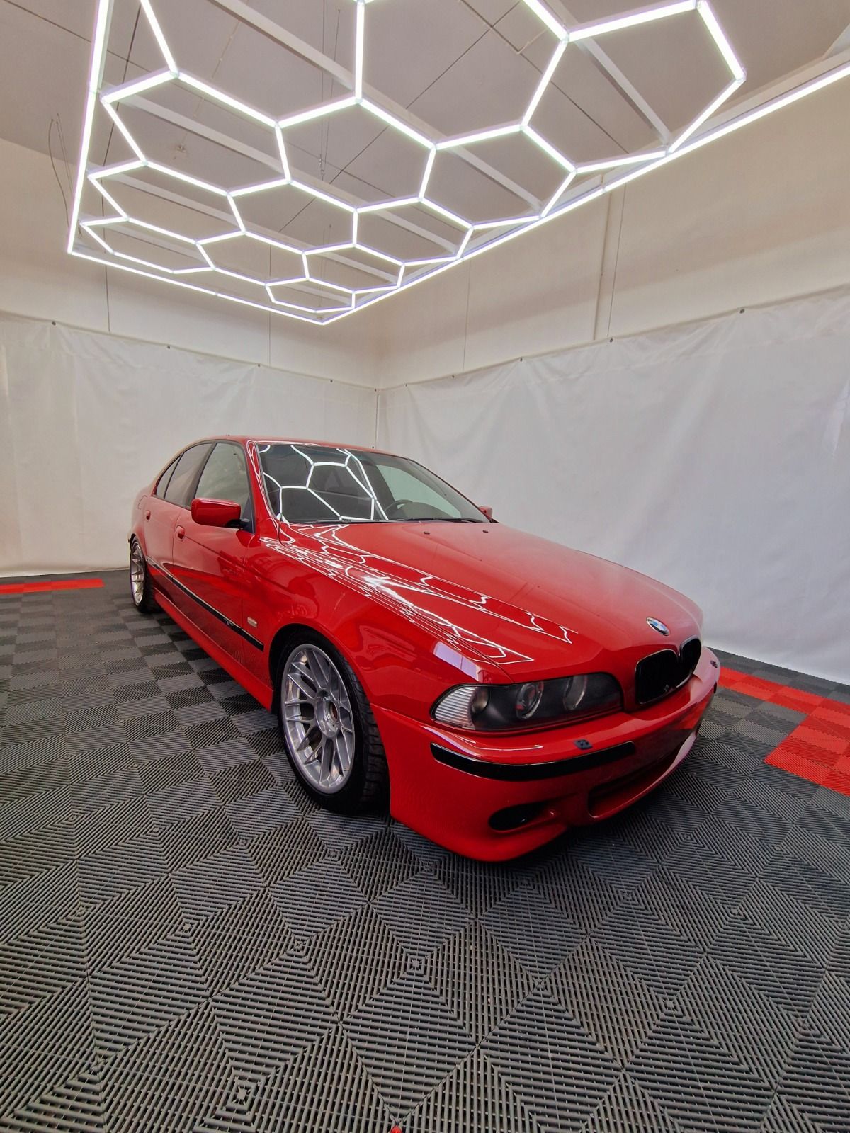 BMW M5 in der Halle von Fischer Fleetservice