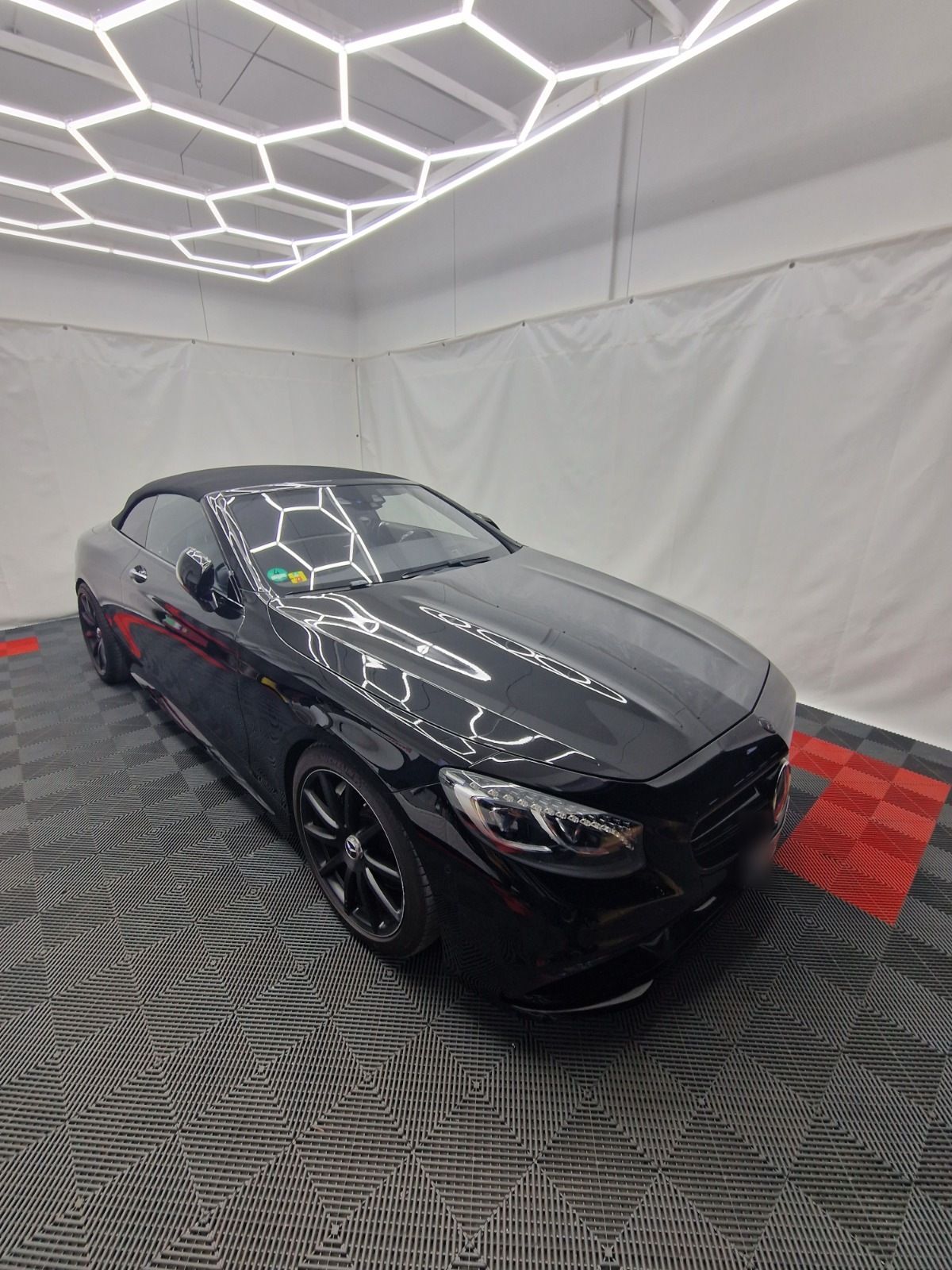 Schwarzes Cabrio bei der Vorkontrolle in der Halle