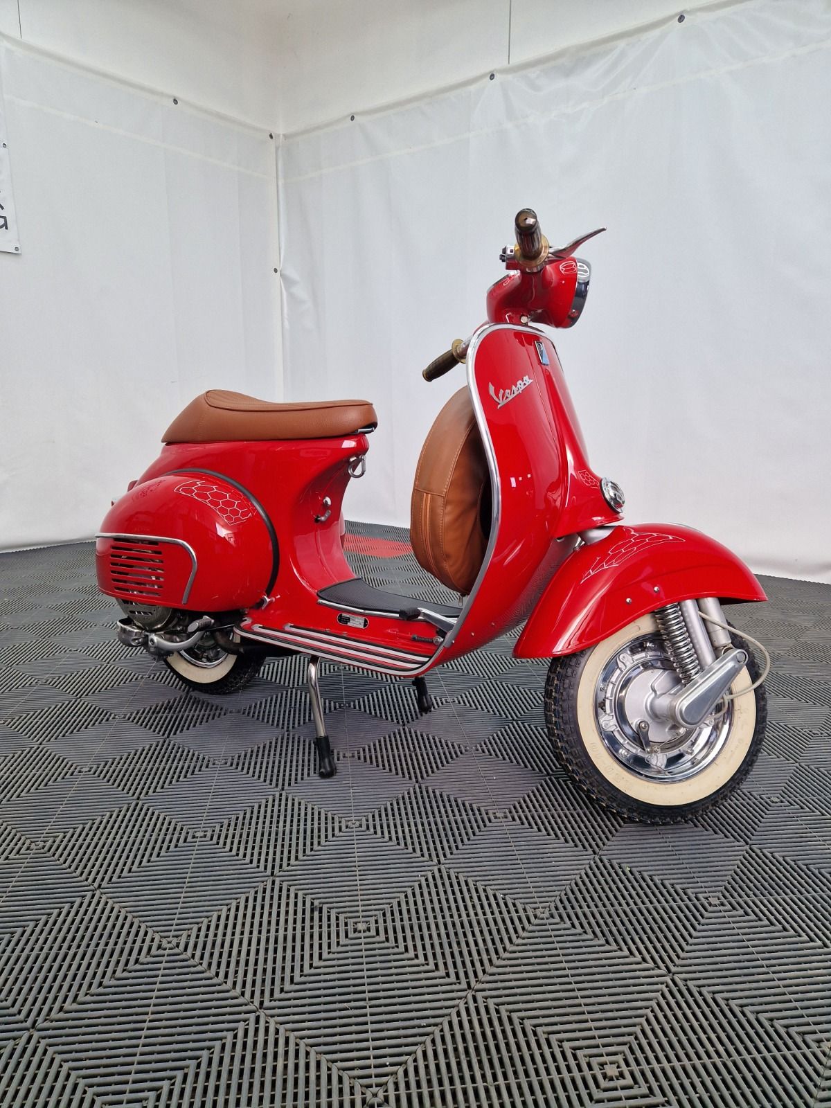 Rote Vespa nach der Aufbereitung