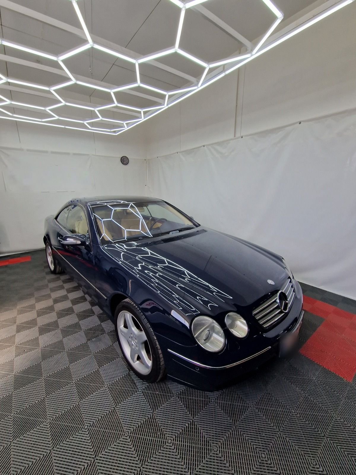 Mercedes CL in der Halle von Fischer Fleetservice