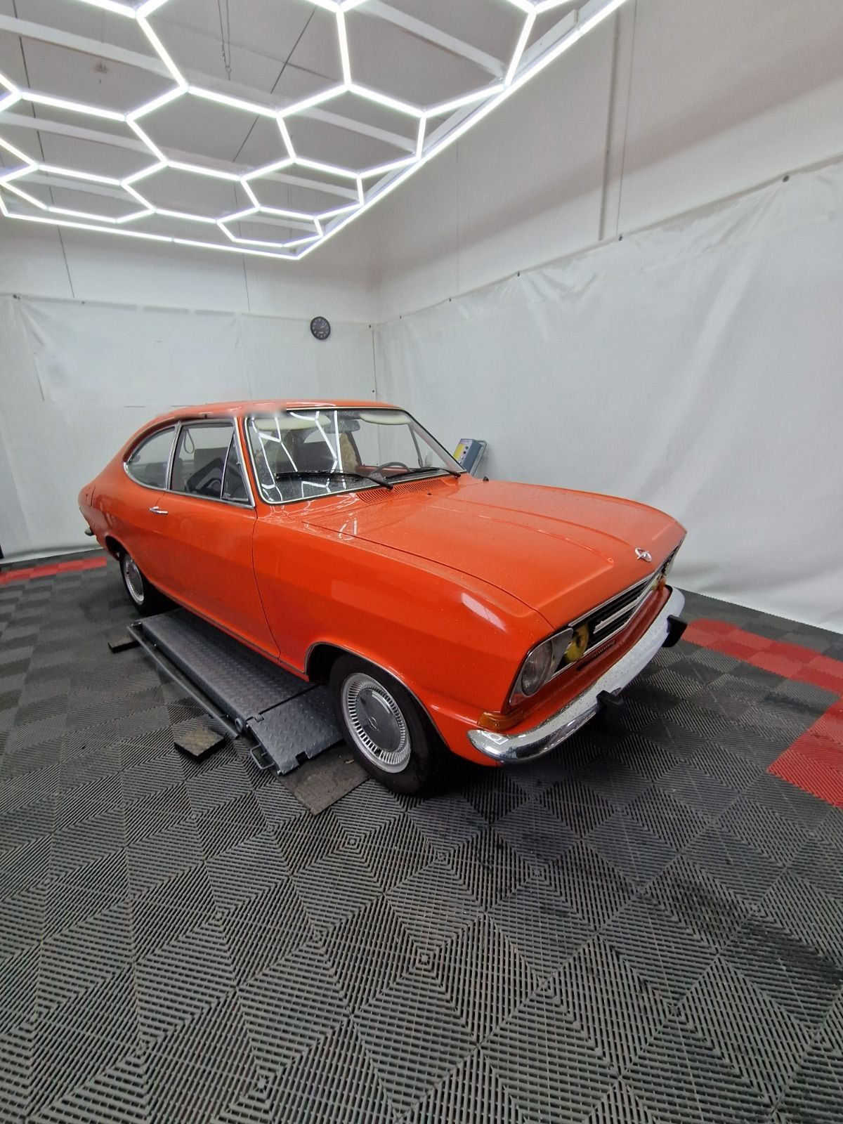 Oldtimer-Coupé in der Halle von Fischer Fleetservice