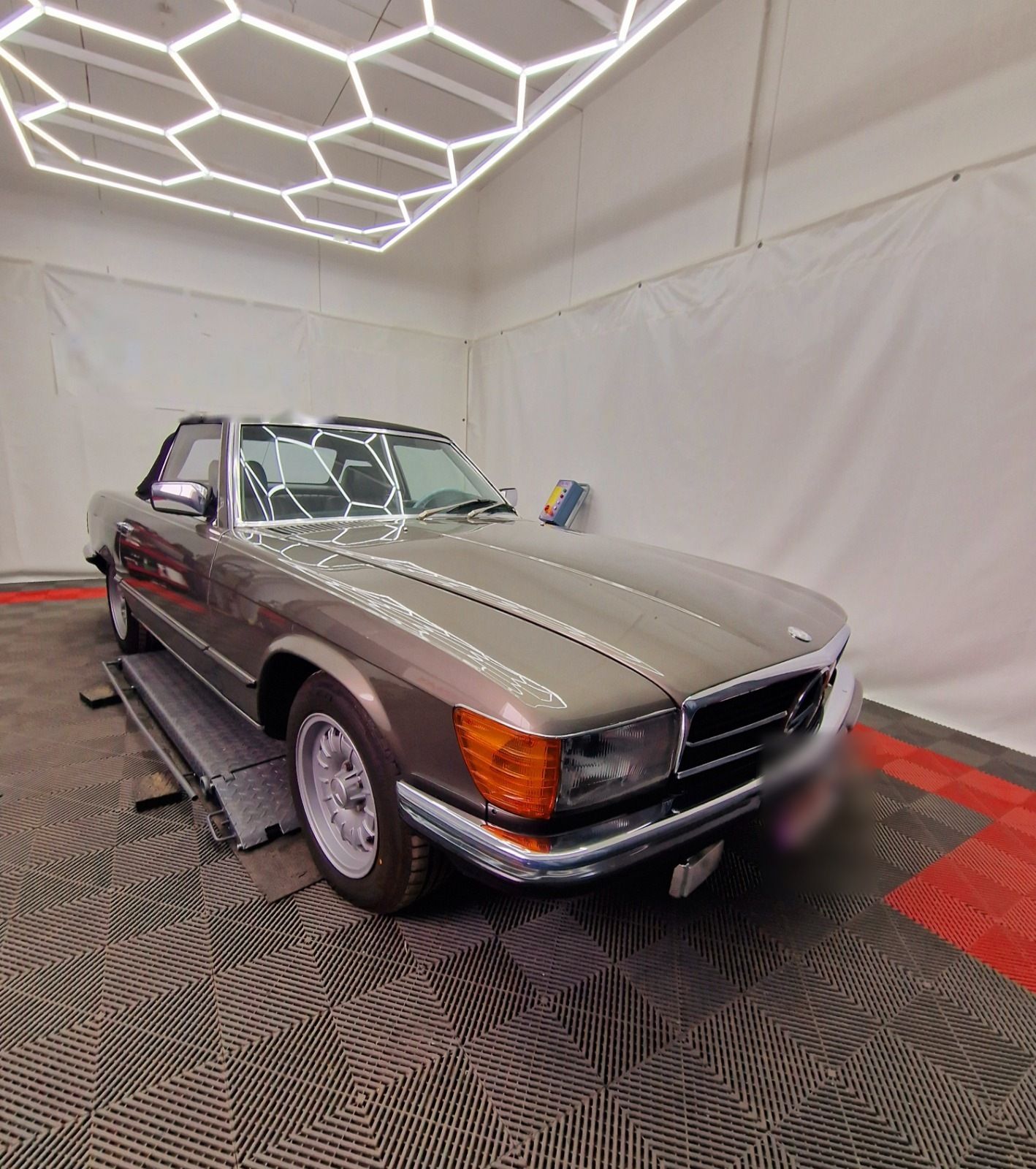 Mercedes SL in der Halle von Fischer Fleetservice