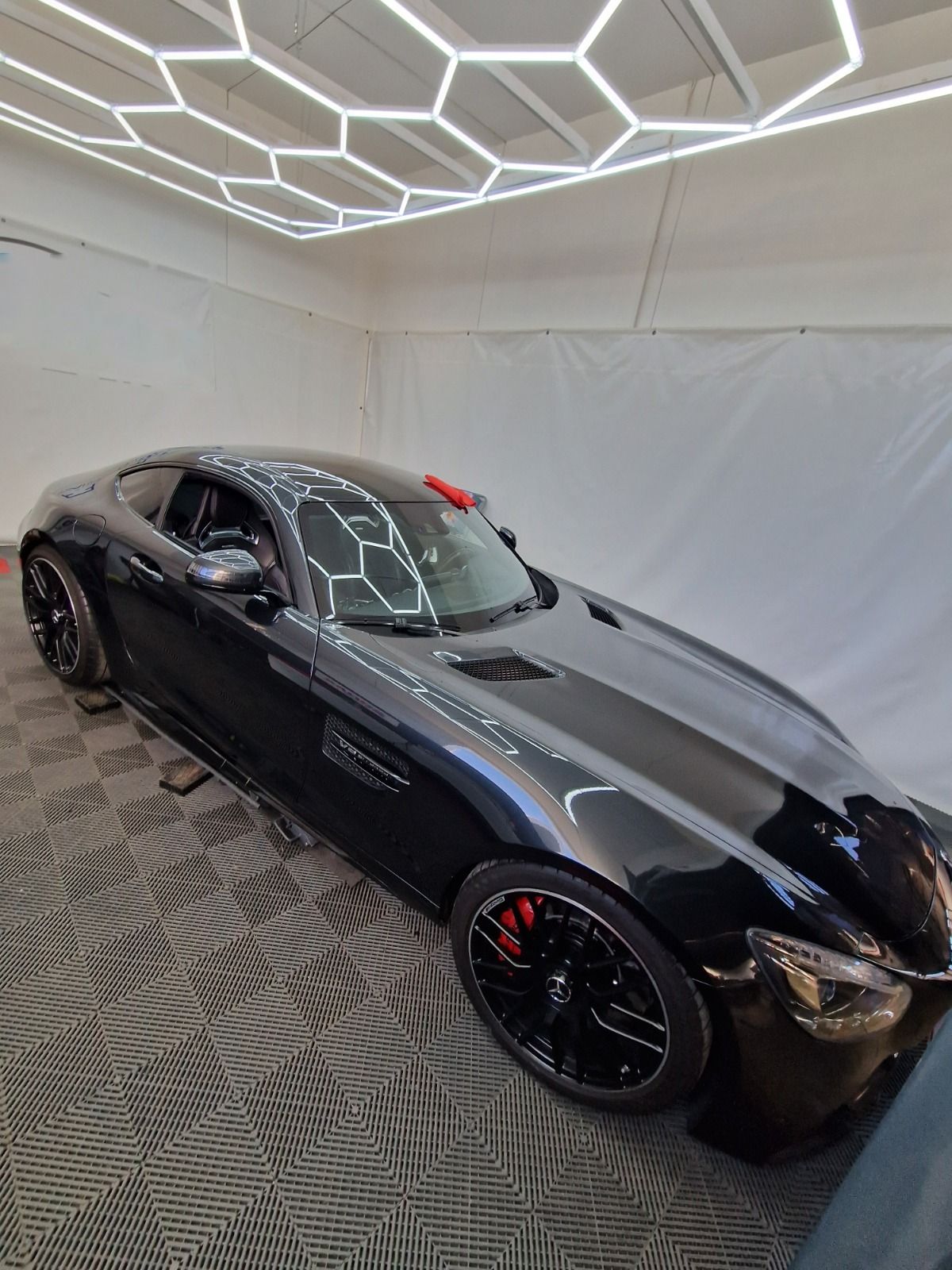 Mercedes-AMG GT in der Halle von Fischer Fleetservice