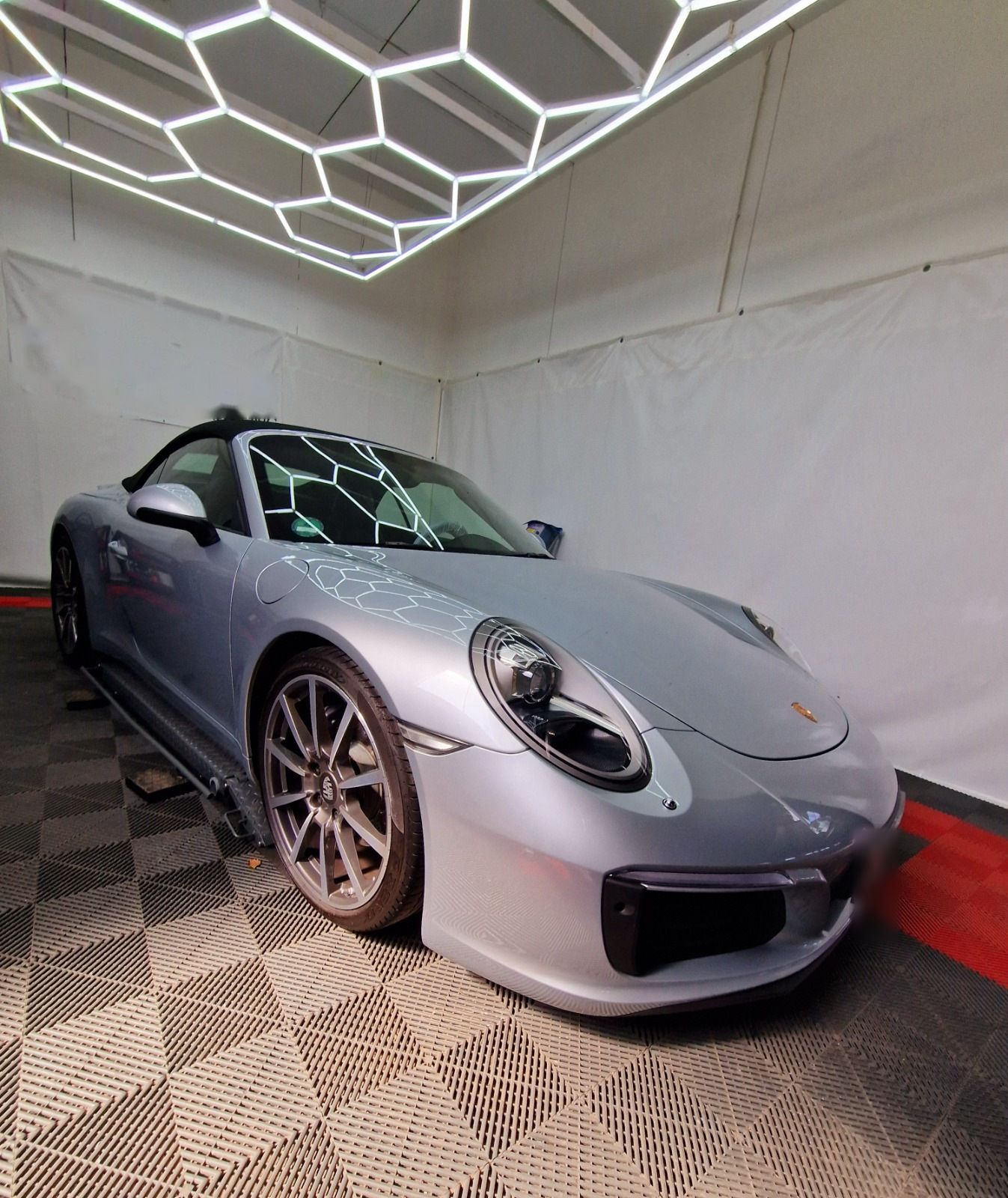 Silberner Porsche 911 nach der Aufbereitung