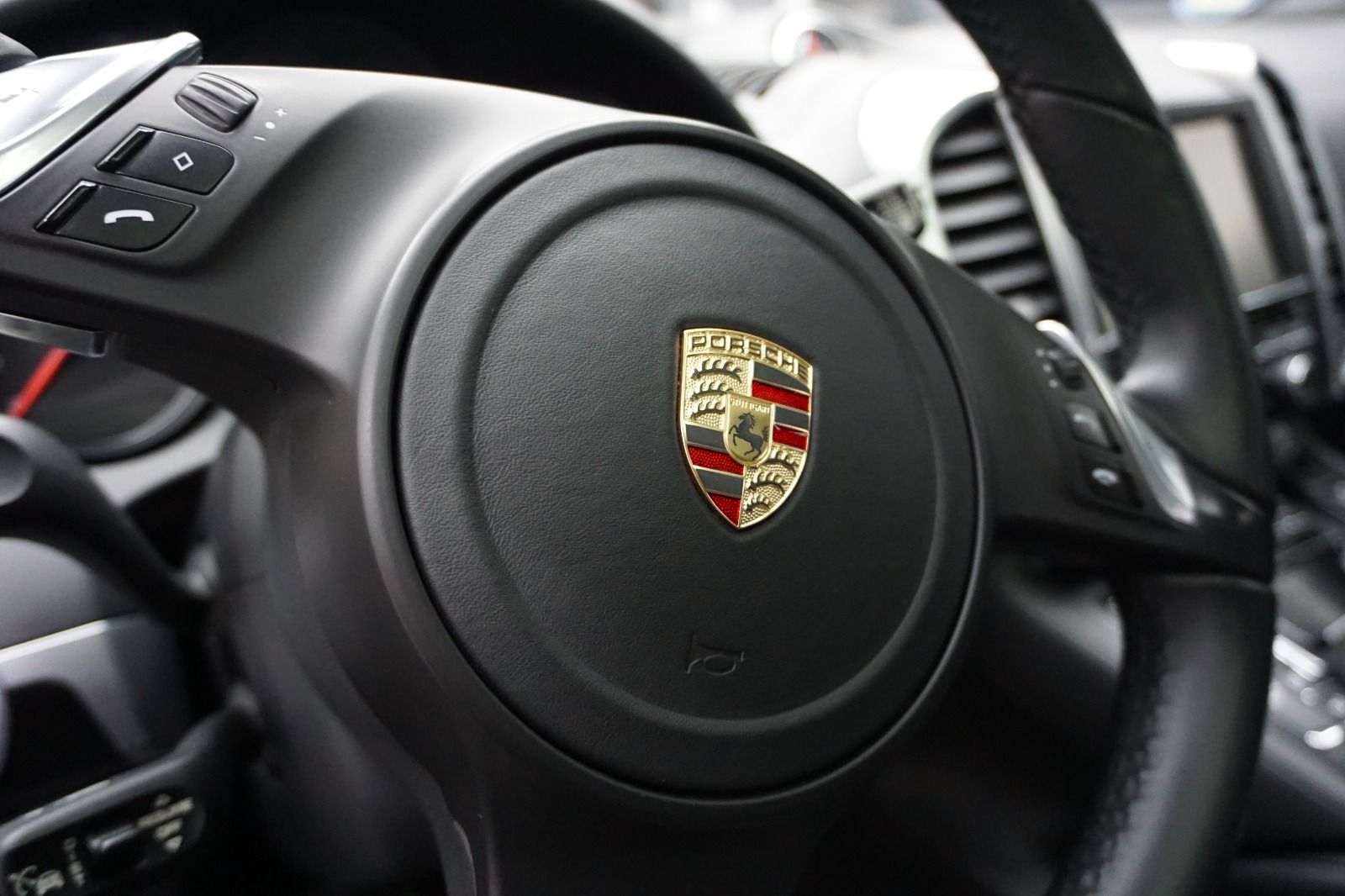 Porsche-Lenkrad in der Halle von Fischer Fleetservice