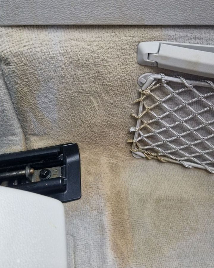 Teppich im Fußraum vorher