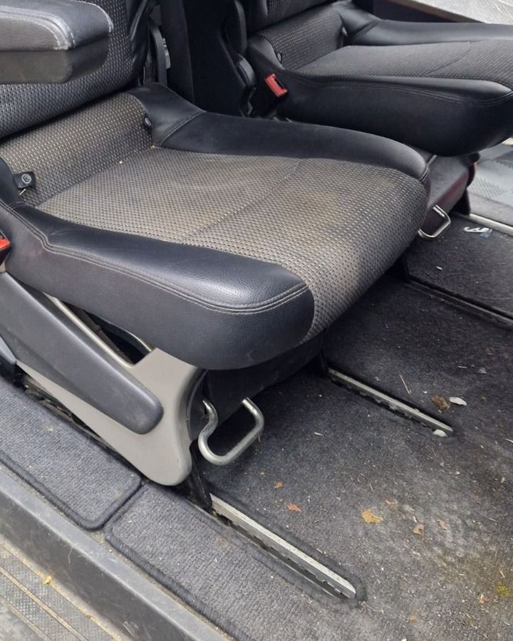 Sitzreihe im Transporter vorher